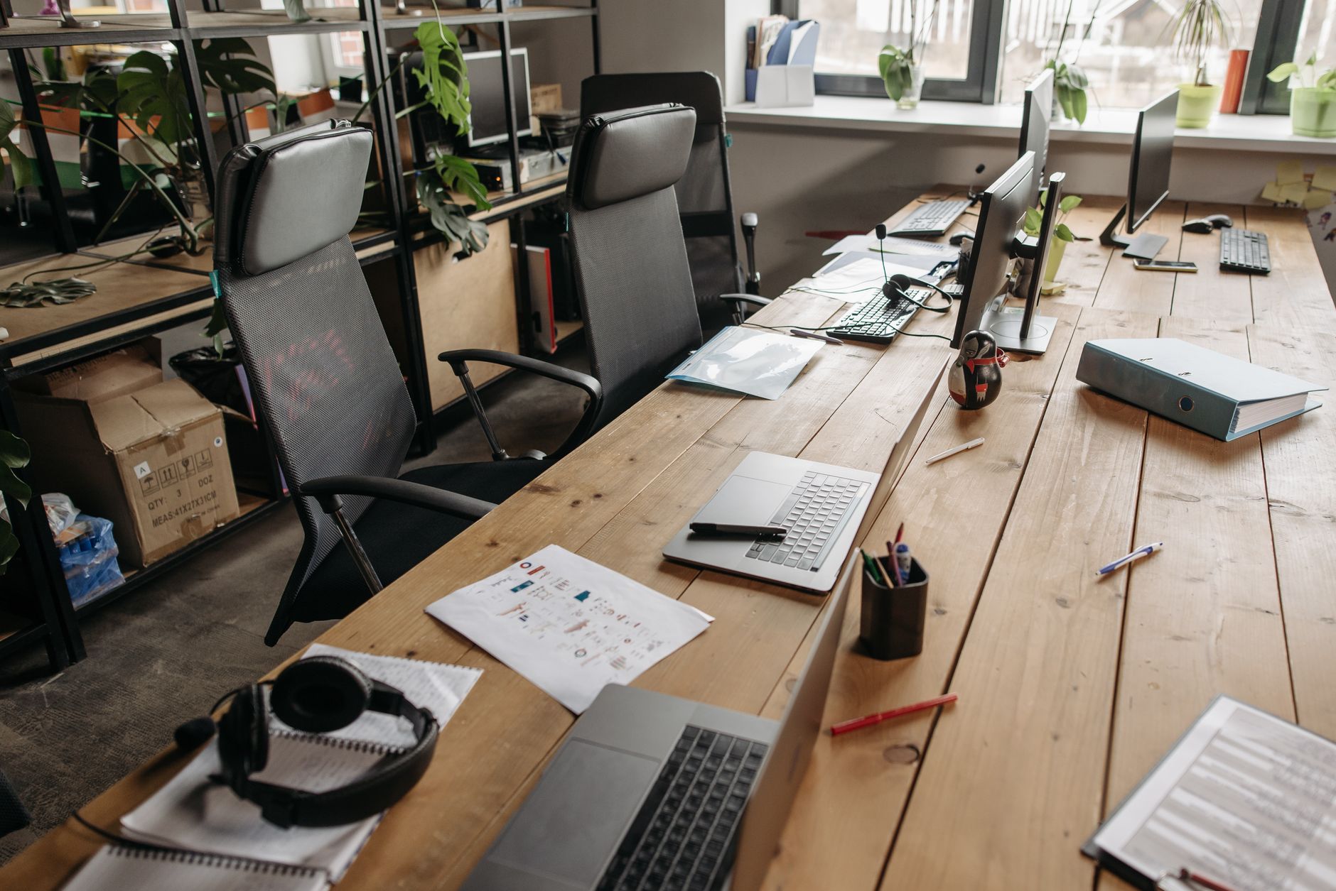 Clearing My Desk Every Night Did More for My Focus Than Any Productivity App - environment over willpower